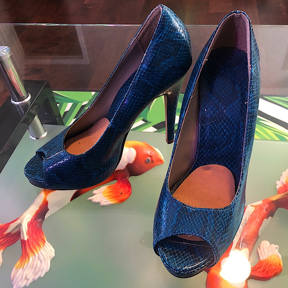 Size 8 Shoe dazzle blue snack skin open toe pumps